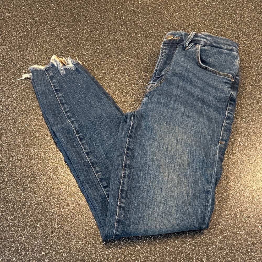 Women’s Good American Medium Blue Skinny Jeans with Distressed Hem - size 2